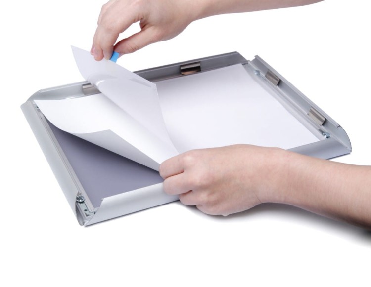 Ramka zatrzaskowa KRAST B1 (70,0 x 100,0 cm) aluminiowa srebrna z ostrym prostym narożnikiem i certyfikatem trudnopalności rama ramka plakatowa OWZ ścienna na plakat na zdjęcia profil 25 mm