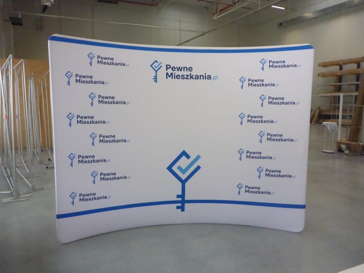 Przykładowa realizacja nr 3: Ścianka Reklamowa Tekstylna Prosta 300 x 240 cm - ścianka wystawiennicza targowa prasowa