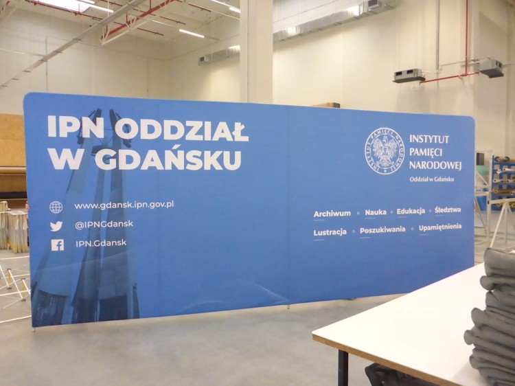 Przykładowa realizacja nr 7: większy rozmiar ścianki reklamowej, również dostępny w naszej ofercie ścianek prasowych