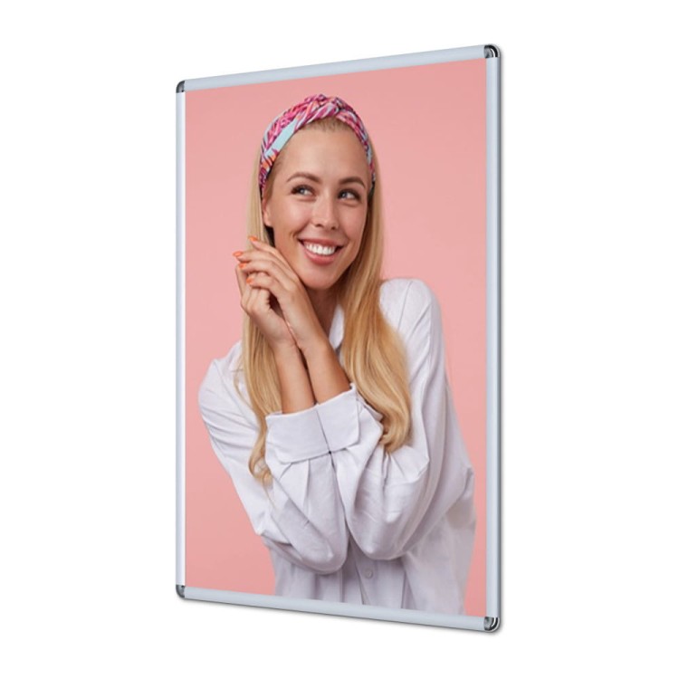 Ramka zatrzaskowa KRAST B1 (70,0 x 100,0 cm) aluminiowa srebrna z zaokrąglonym narożnikiem rama ramka plakatowa OWZ ścienna na plakat na zdjęcia profil 25 mm