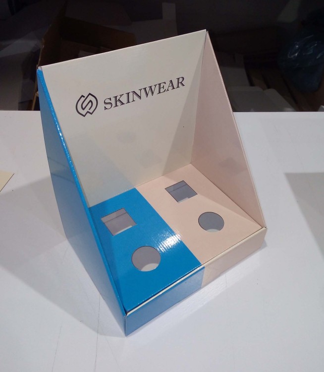 przykladowa-realizacja-ekspozytora-naladowego-reklamowego-z-nadrukiem