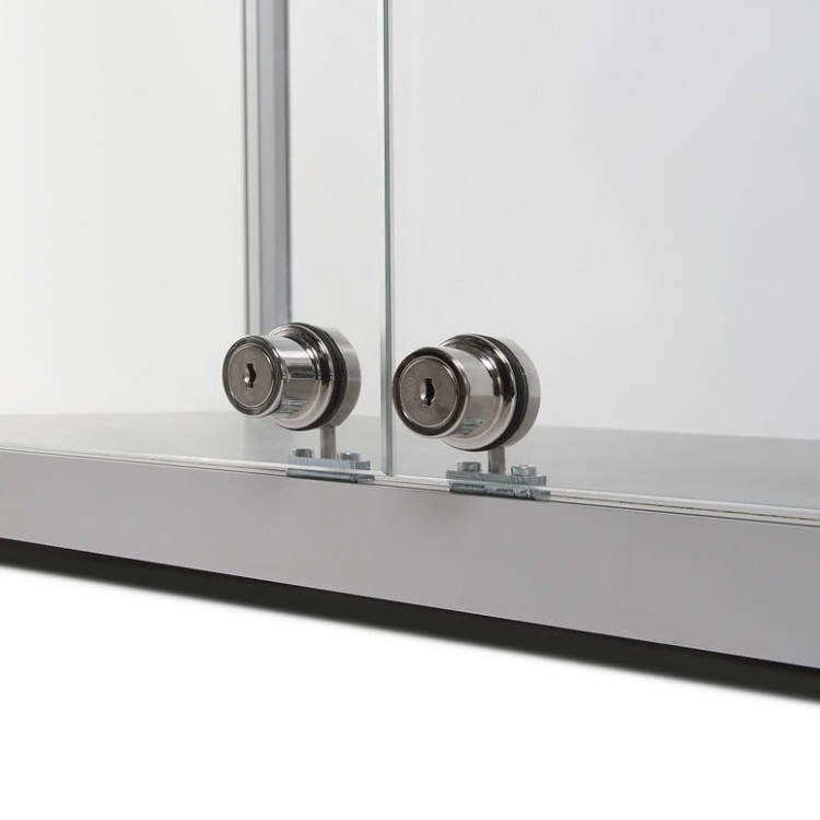 Szklana witryna stojąca 80x200x40 cm zamykana na kluczyk z prostokątną podstawą przeznaczona do użytku wewnętrznego - zbliżenie na opcje zamykania od frontu