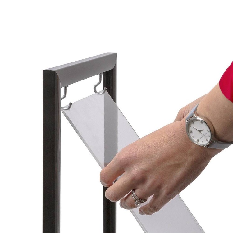 Wahadłowy stojak informacyjny A4 na ulotki, plakaty czarny stojak na plakat prezenter plakatowy z tabliczką A4 do sklepu do hotelu