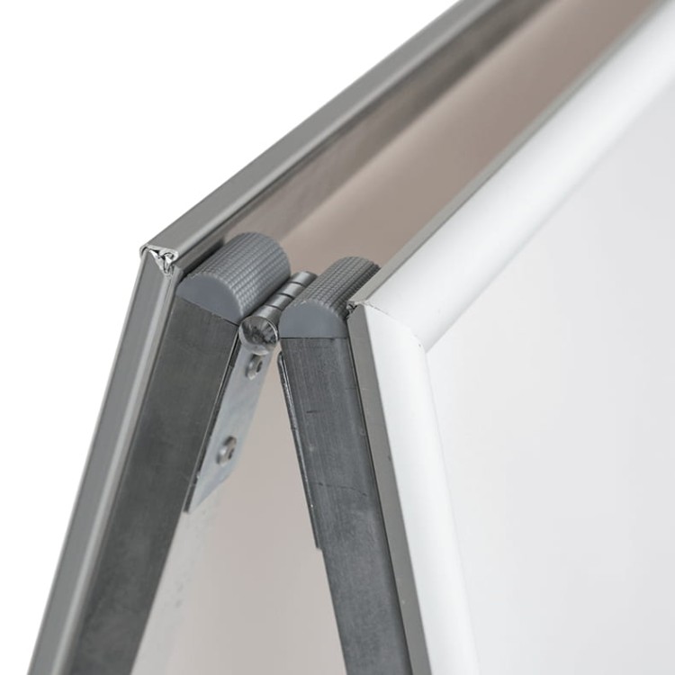 Potykacz reklamowy A2 OWZ Economy - srebrny potykacz reklamowy z zatrzaskową ramą OWZ i plecami z polistyrenu