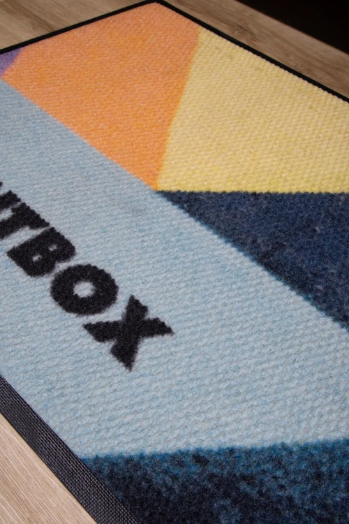 Mata podłogowa Universal Brush Guard - wycieraczka dywanik wykładzina z logo do zastosowań wewnętrznych i zewnętrznych - szczegół