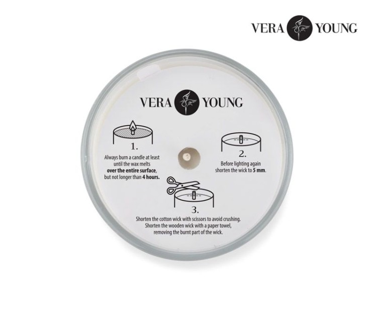 Świeca sojowa 170g - Plum & Patchouli - VERA YOUNG przezroczysty z logo