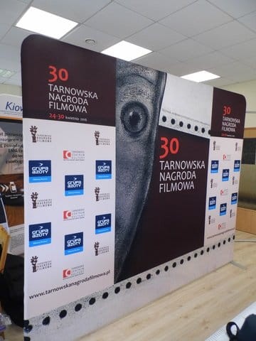 Przykładowa realizacja nr 5: Ścianka Reklamowa Tekstylna Prosta 300 x 240 cm - ścianka wystawiennicza targowa prasowa