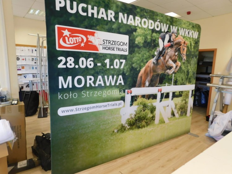Przykładowa realizacja nr 6: Ścianka Reklamowa Tekstylna Prosta 300 x 240 cm - ścianka wystawiennicza targowa prasowa