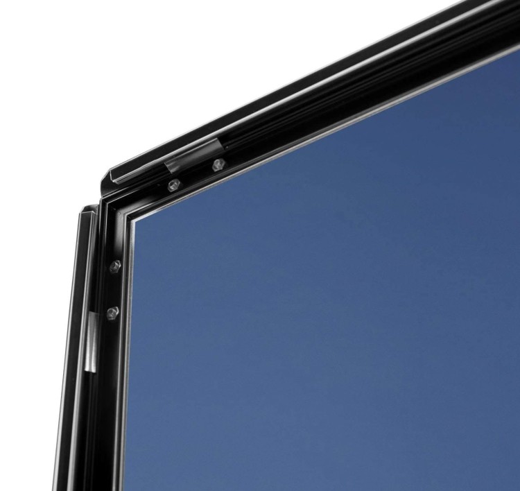 Czarny potykacz reklamowy A1 OWZ - zbliżenie na ramy zatrzaskowe