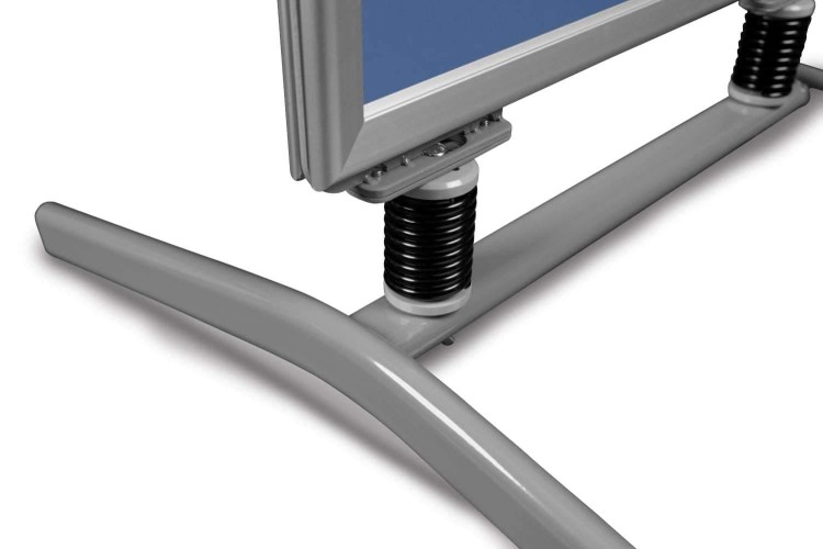 Potykacz reklamowy A1 OWZ na sprężynach Lobster do zastosowań zewnętrznych / wewnętrznych - Zbliżenie na stopy potykacza Lobster