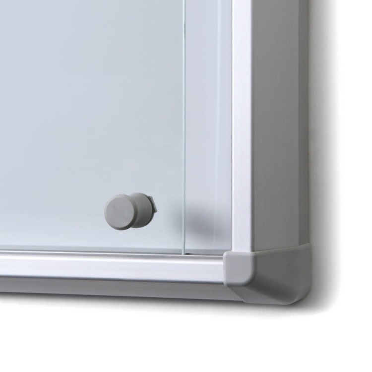 Detal - Gablota magnetyczna SL 18xA4 132x92 cm z przesuwanymi drzwiami zamykana na kluczyk do użytku wewnętrznego gablota wewnętrzna z certyfikatem trudnopalności B1 gablota ogłoszeniowa gablota informacyjna tablica ogłoszeń tablica informacyjna