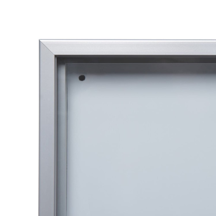 Detal, smukła obudowa - Gablota magnetyczna SLIM 8xA4 88x61 cm z przesuwanymi drzwiami zamykana na kluczyk do użytku wewnętrznego gablota wewnętrzna gablota ogłoszeniowa gablota informacyjna tablica ogłoszeń tablica informacyjna