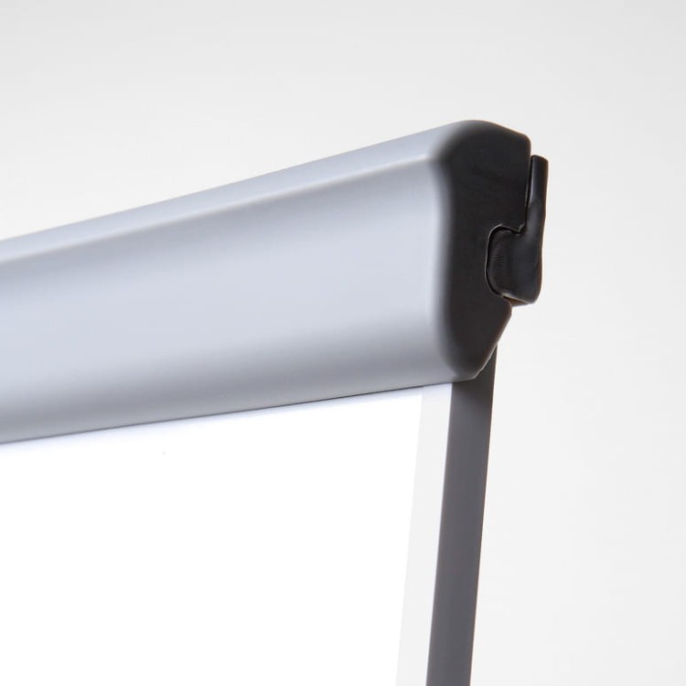 Detal, listwa zatrzaskowa ukrywająca uchwyty na papier - Flipchart magnetyczny SCRITTO® Vario II 68 x 100 cm stojak z tablicą magnetyczną suchościeralną mobilny flipchart stojak do postawienia z tablicą do pisania na kółkach z regulacją wysokości