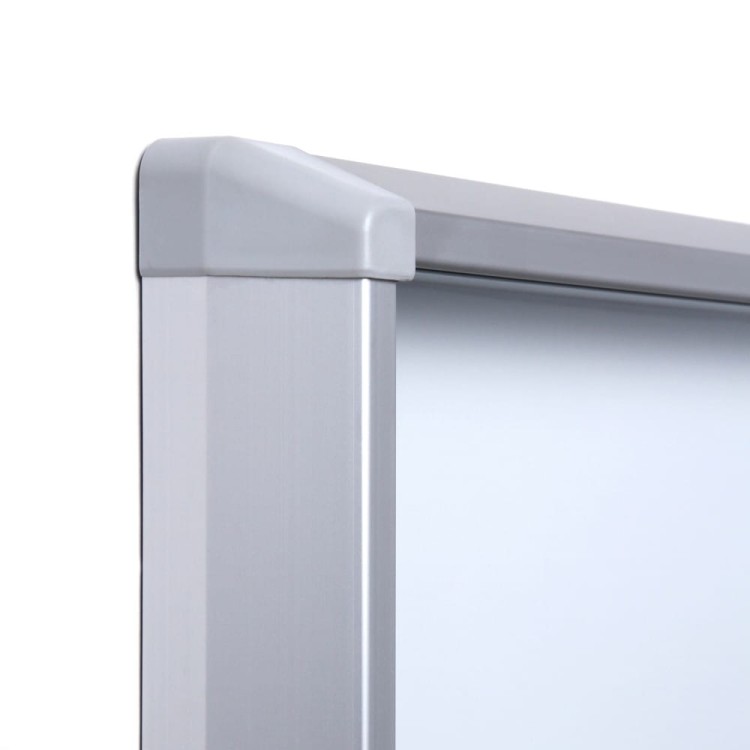 Detal - Gablota magnetyczna SL 18xA4 132x92 cm z przesuwanymi drzwiami zamykana na kluczyk do użytku wewnętrznego gablota wewnętrzna z certyfikatem trudnopalności B1 gablota ogłoszeniowa gablota informacyjna tablica ogłoszeń tablica informacyjna
