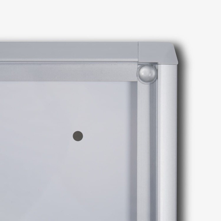 Detal - Gablota magnetyczna XS 9xA4 66x92 cm z certyfikatem trudnopalności B1 zamykana na kluczyk do użytku wewnętrznego gablota wewnętrzna gablota ogłoszeniowa gablota informacyjna tablica ogłoszeń tablica informacyjna ogniotrwała